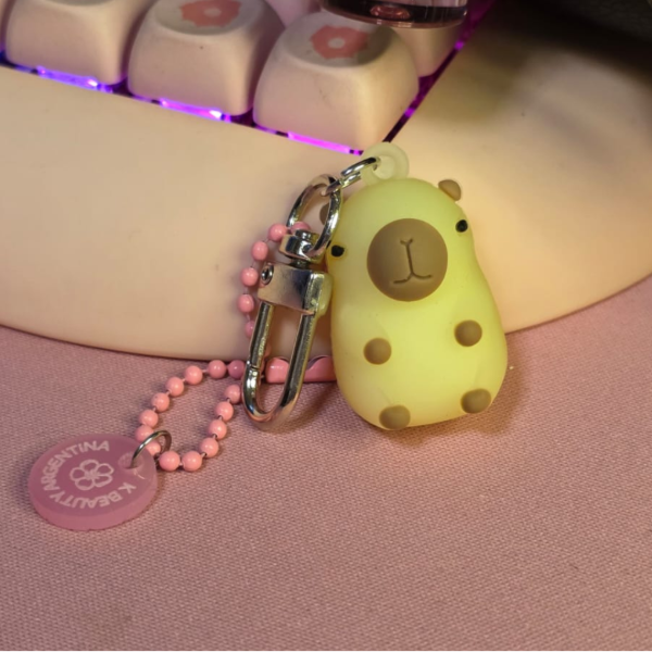 Producto - Keychain Capibara cambia de color con rayos UV - 0