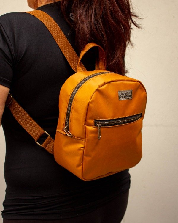 Producto - Mochila PITRA ocre tiras color dulce de leche
