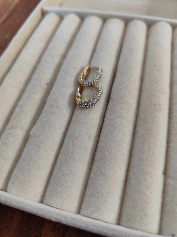 Producto - Aros argolla ovalados strass. Acero dorado.