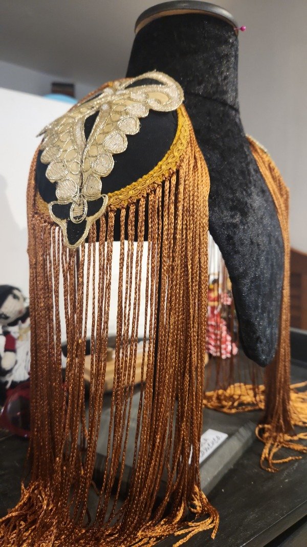 Producto - HOMBRERAS ARTESANALES NEGRA CON DORADO Y FLECOS DE SEDA