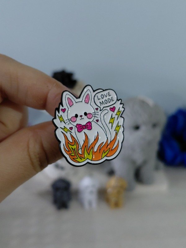 Producto - Pin metalizado - Michi blanco "Love mode" #2487