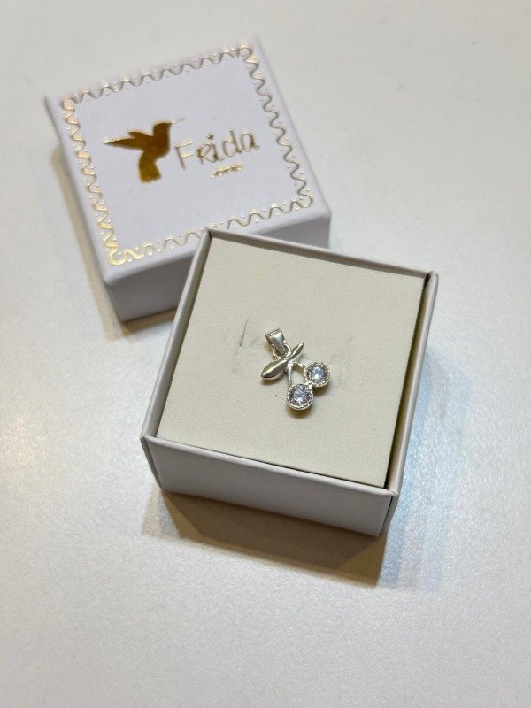 Producto - Dije con diseño cereza en plata 925.