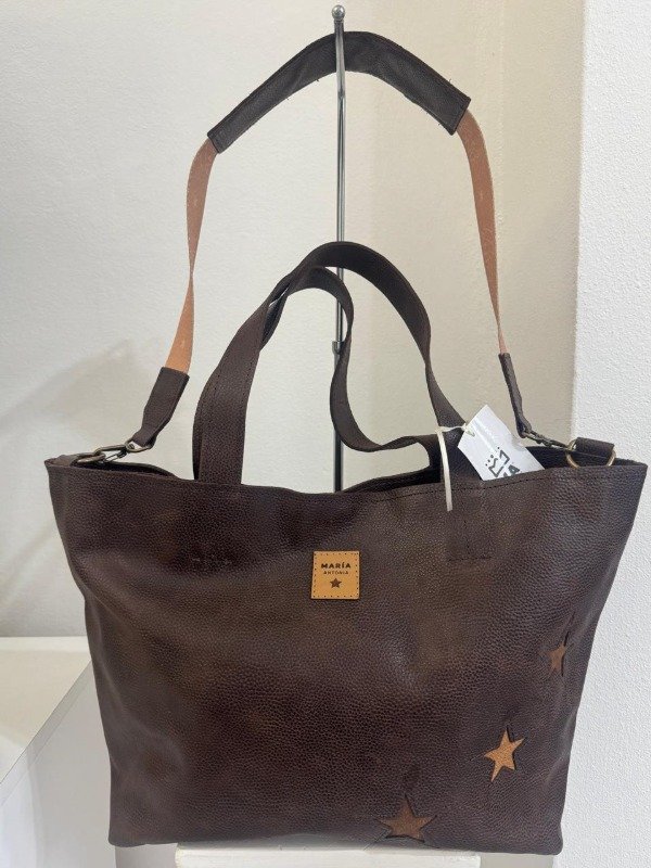 Producto - CARTERA FLORA DE CUERO COLOR CHOCOLATE