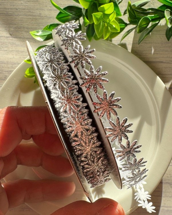 Producto - ROLLO CINTA MARGARITAS PLATA