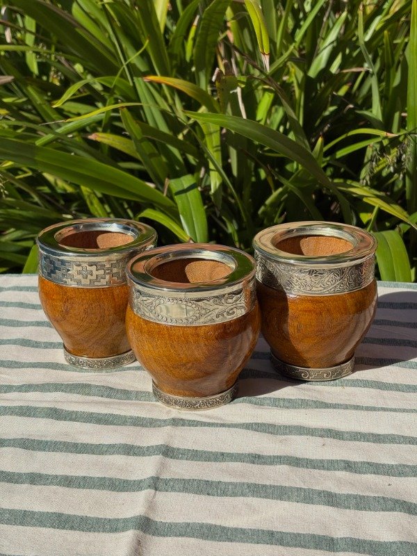 Producto - MATE IMPERIAL DE ALGARROBO CON BASE Y VIROLA DE ALPACA - 1