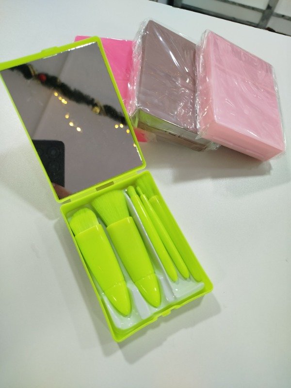 Producto - Set de brochas con espejo