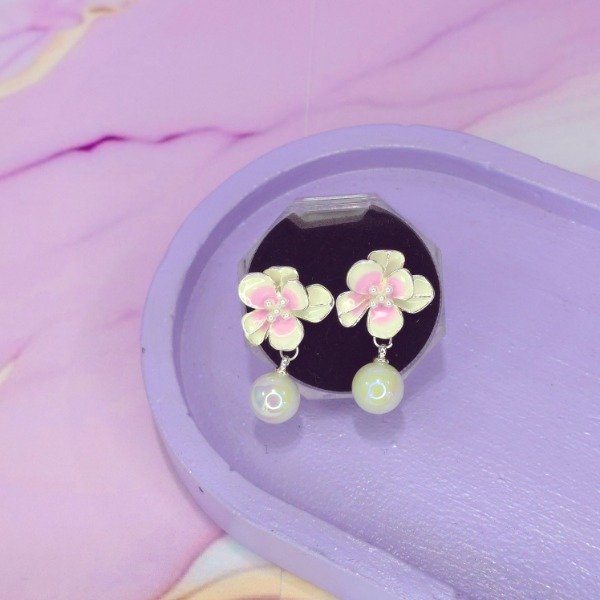 Producto - Aros flor con perla lavanda AB