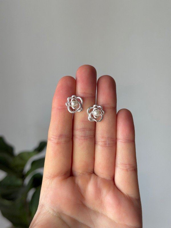 Producto - Aros flor contorno pétalos+ perla