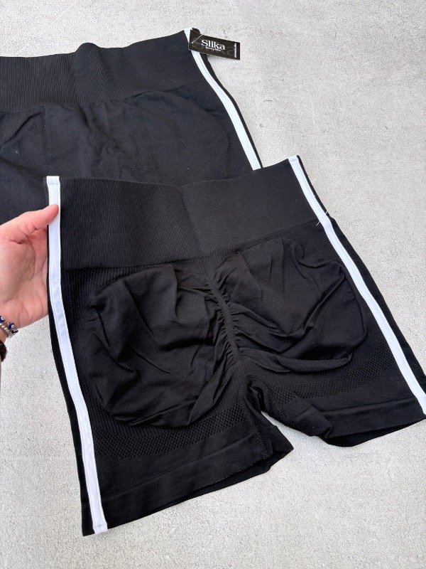 Producto - Short seamless push up negro líneas blancas - 1