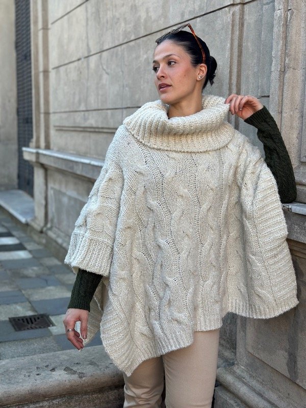 Producto - Poncho de lana con trenzas