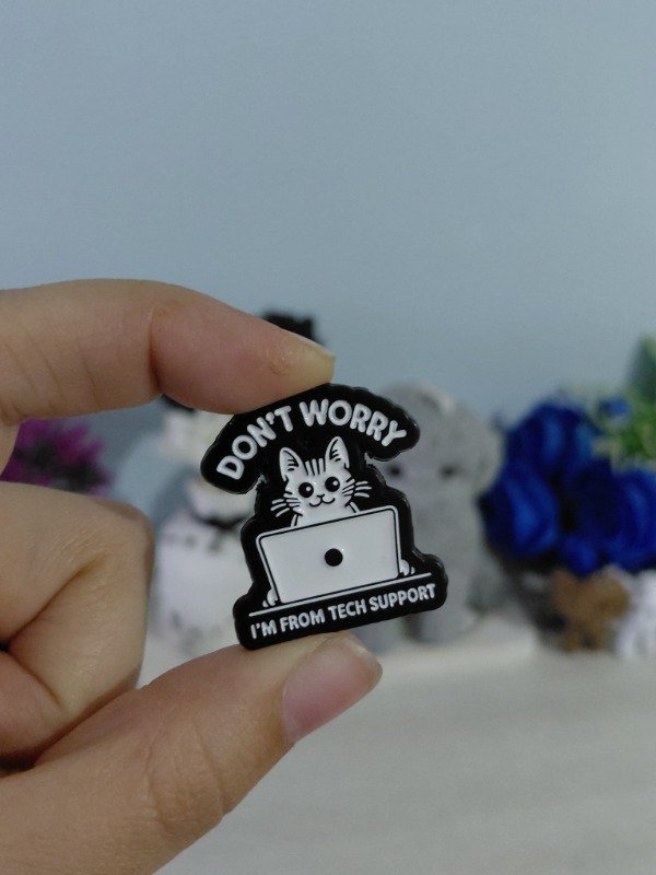 Producto - Pin metalizado - Don't worry, I'm from tech support #1973