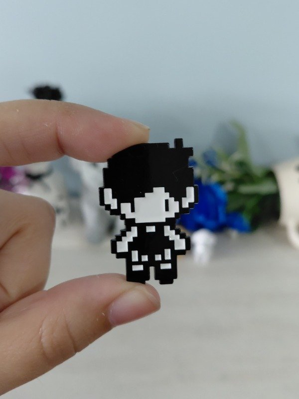 Producto - Pin metalizado - Omori #1512