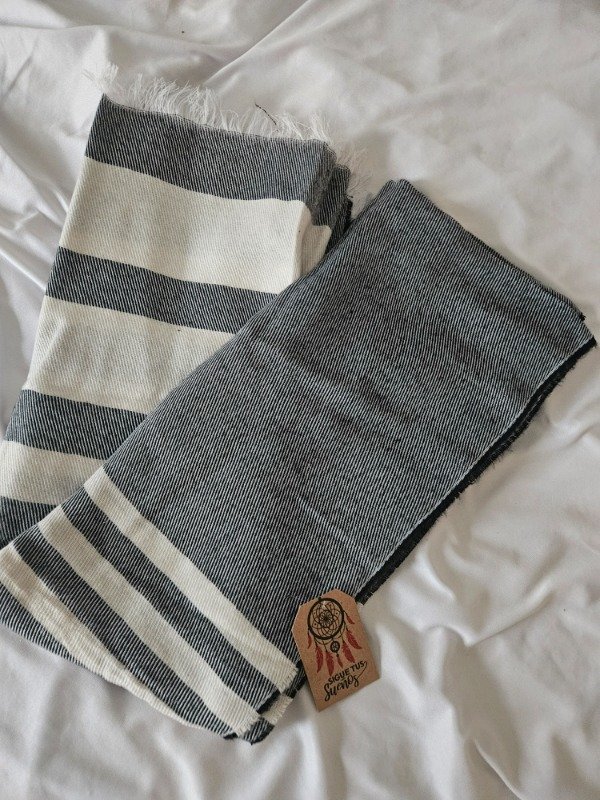 Producto - RUANA CON LINEAS GRIS OSCURO