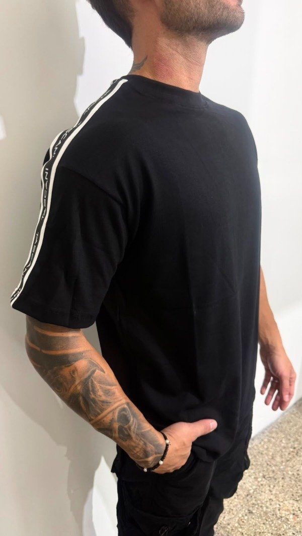 Producto - Remera Tasc negra con laterales