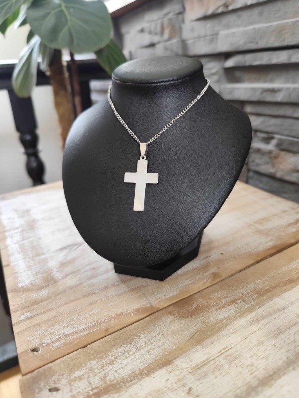 Producto - Collar cruz plana modelo 2. Acero quirúrgico.