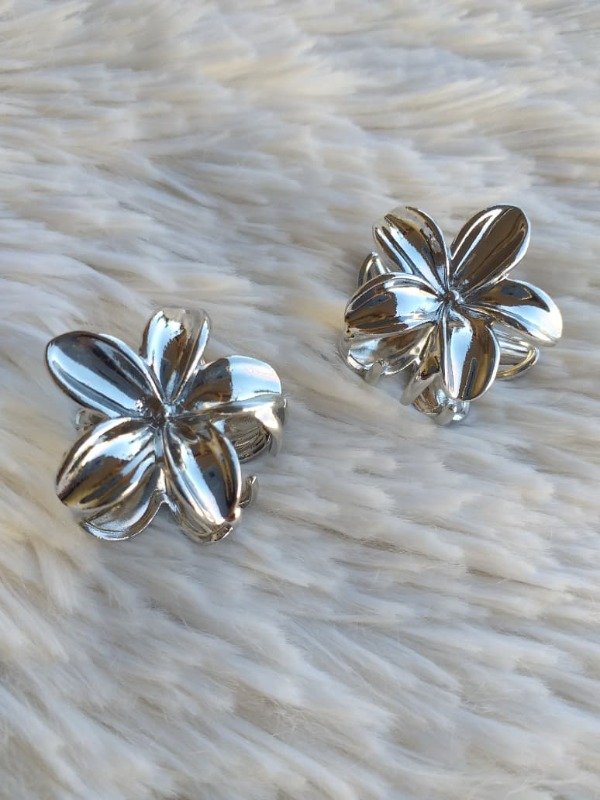 Producto - Broche Metal Flor Hawaiana chica plateado (el par)