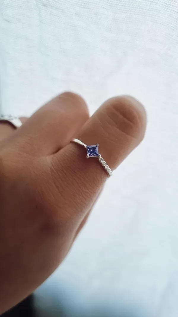 Producto - Anillo rombo engarzado violeta con zircones talle 18