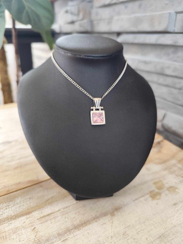 Producto - Collar bulgari cuadrado strass rosa. Acero quirúrgico.