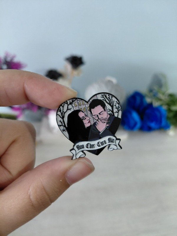 Producto - Pin metalizado - Morticia y Homero "Mon cher, Cara mia" #1673