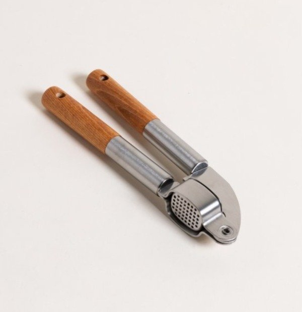 Producto - PRENSA AJO ACERO INOXIDABLE Y ACACIA 21 CM