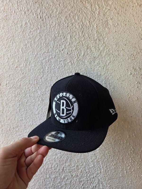 Producto - Gorra BROOKLYN PLANA CERRADA NEGRA