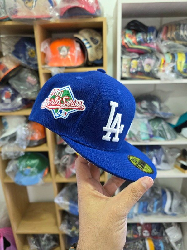 Los Angeles Dodgers multi-patch pride New Era 59FIFTY talla 7 1/4 — imagen 3