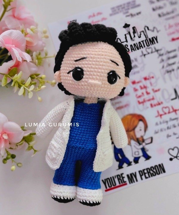 Producto - Él Amigurumi inspirado en Derek Shepherd