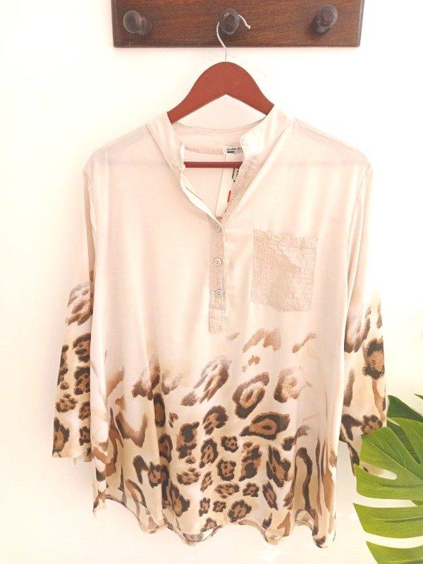 Producto - Blusa c/carterita y bolsillo c/lentejuelas tiza con animal print