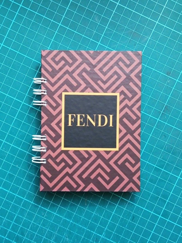 Producto - FENDI: Libreta A6 - LEYENDAS DE LA MODA