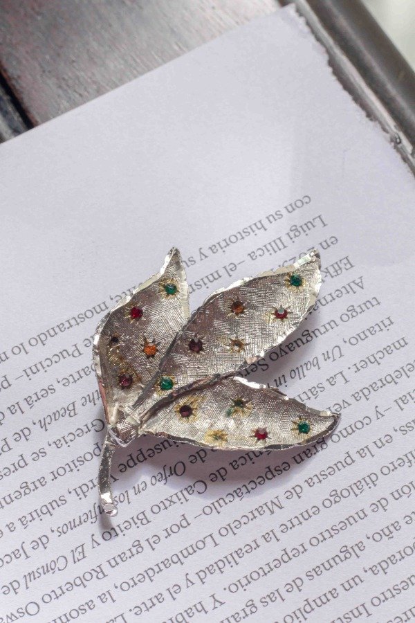 Producto - prendedor vintage hoja de plata