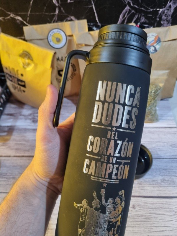 Producto - Termo media manija color negro Negro. Nunca Dudes del Corazón de un Campeón. - 3