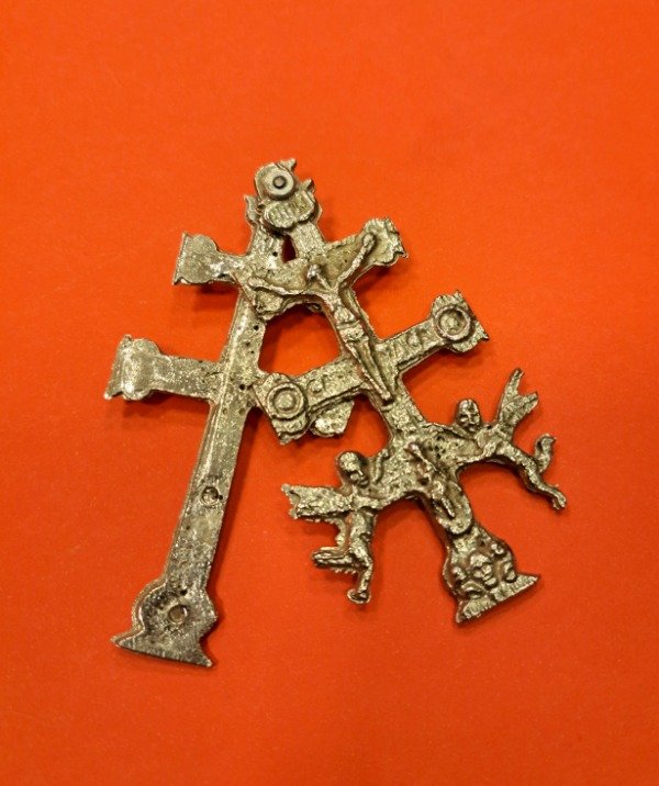 Producto - Cruz de Caravaca Niquelada Tijera 10 x 5,5 cm