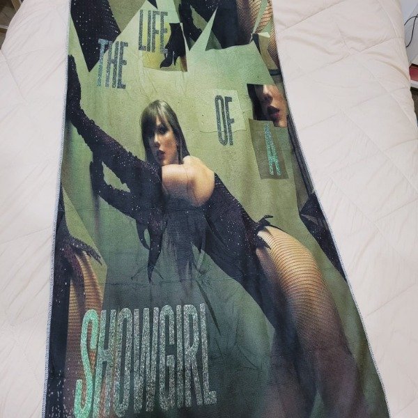 Producto - Toallón Taylor Swift The life of a showgirl verde