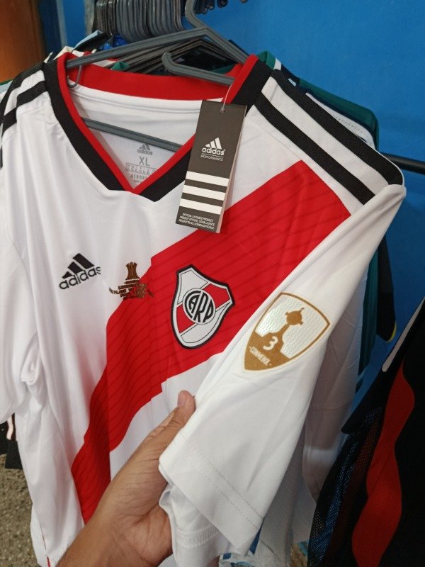 Producto - Camiseta RIVER 2018 - #24 PEREZ CON PARCHES