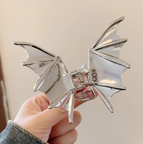 Producto - Broche de metal alas de murciélago