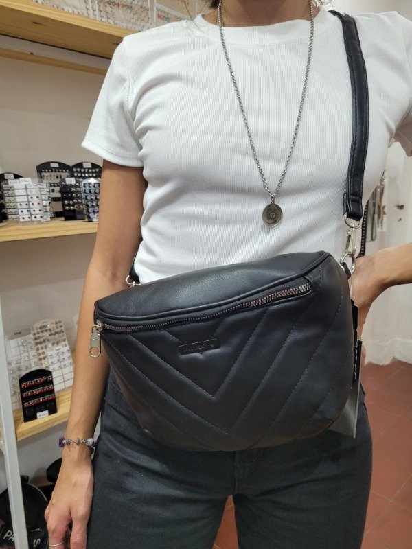 Producto - Riñonera Negra marca Trendy con rayitas