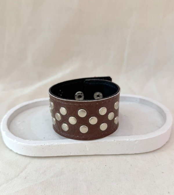 Producto - Pulsera eco cuero tachas marrón