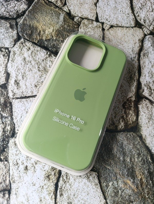 Producto - Funda silicone case con logo Iphone 16 Pro verde manzana
