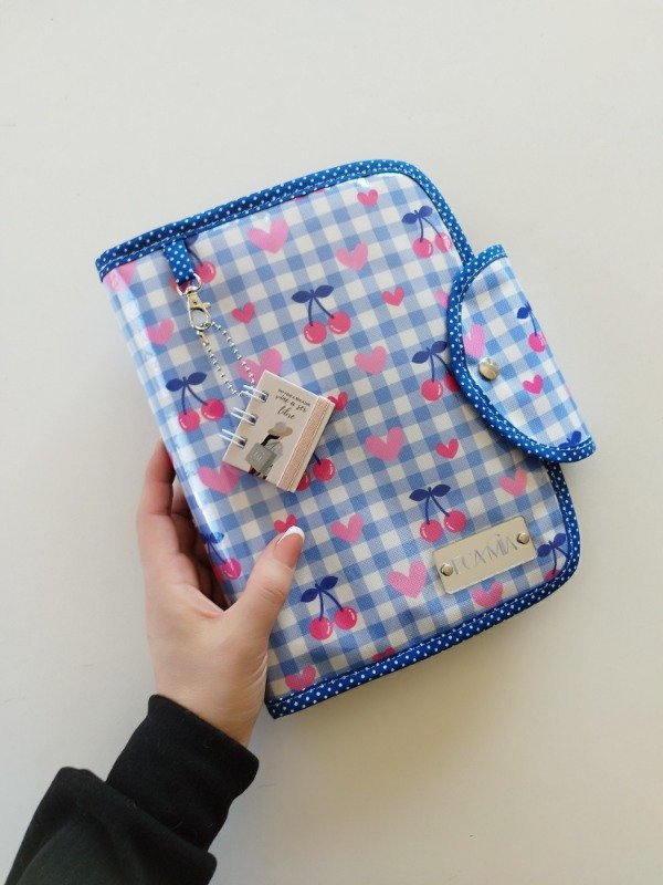Producto - Estuche Delfina diseño guindas y azules