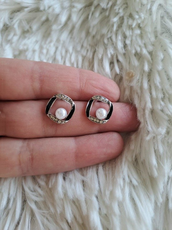 Producto - AQA0193 Aro Rombo Esmaltado Negro con Perla Blanca