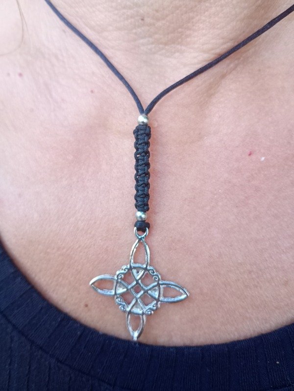 Producto - Collar ajustable Nudo de brujas