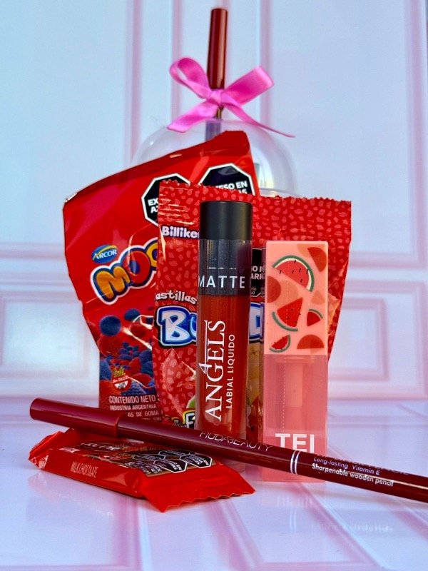 Producto - Vaso rojo con maquillaje y dulces