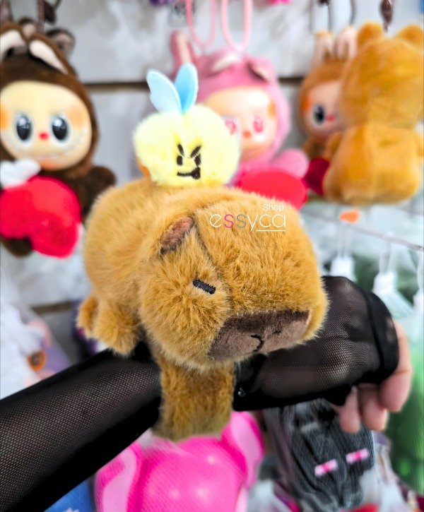 Producto - Capibara Pulsera con abejita retráctil