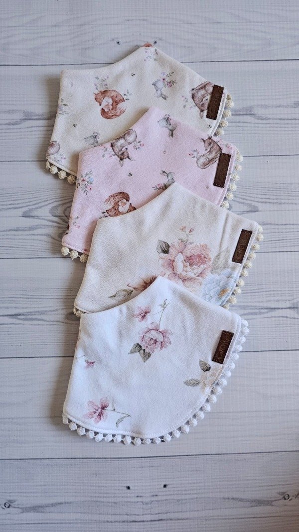Producto - BABERO BANDANA CON PUNTILLA