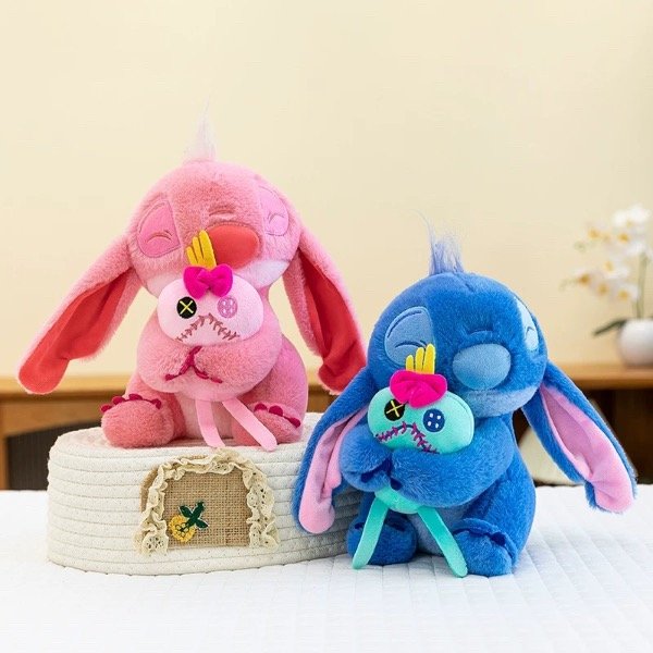 Producto - Peluche Stitch abrazando peluche 25cm surtido
