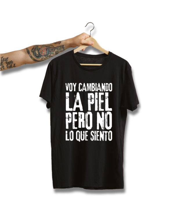 Producto - REMERA VOY CAMBIANDO LA PIEL + PILUSO DE REGALO
