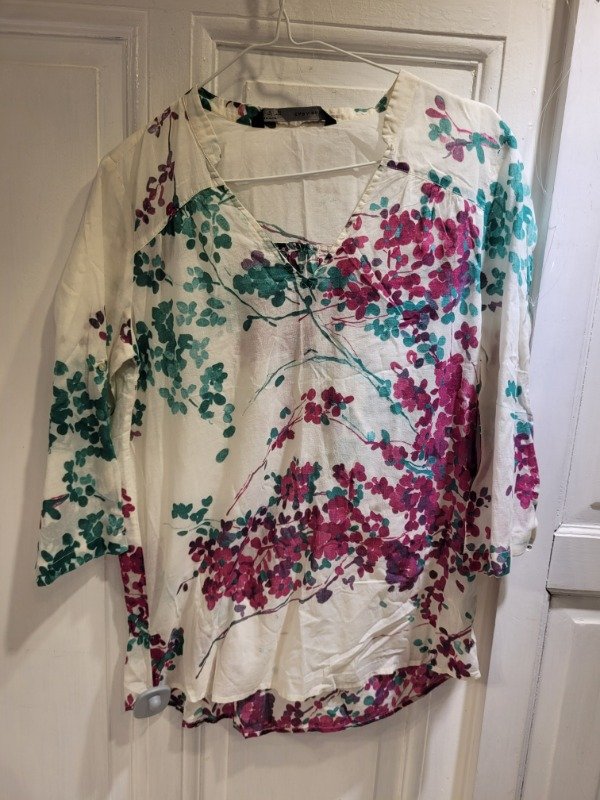 Producto - Camisola ZARA blanca floreada Talle M - PRECIO: 28X
