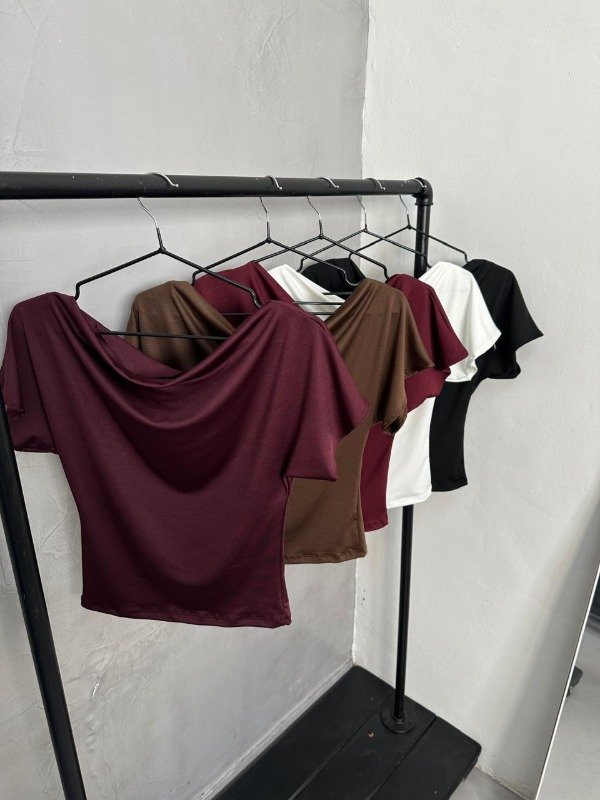 Producto - REMERA CUELLO BOTE MICROFIBRA