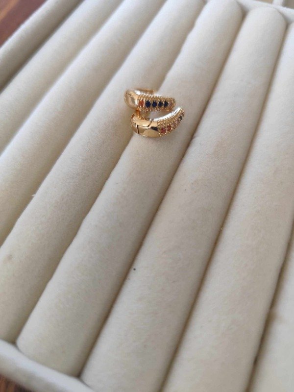 Producto - Aros argolla tipo oval multicolor . 1 cm. Cobre dorado