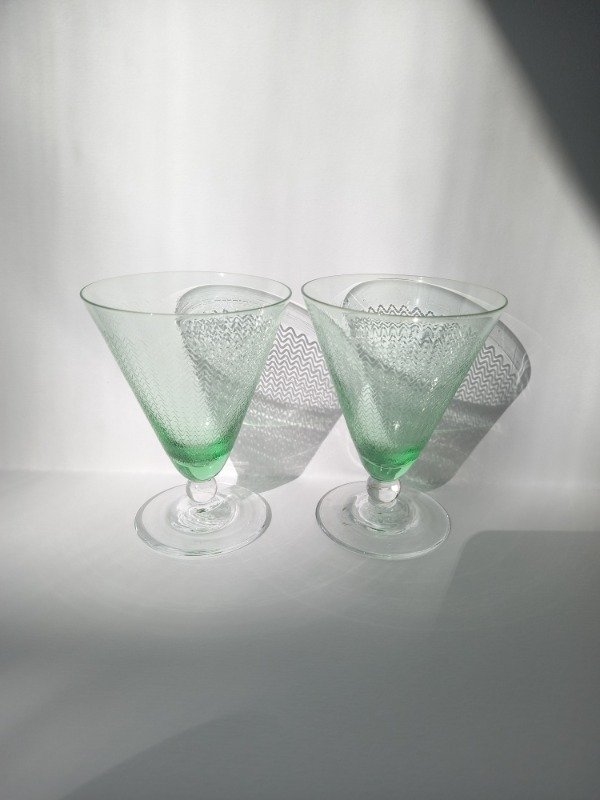 Producto - Copas verdes cónicas hay 4 precio por unidad